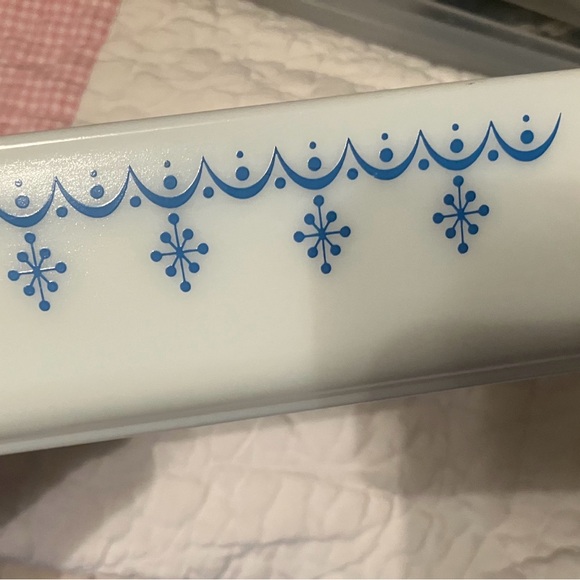 Pyrex Milk Glass Baking Dish in Snowflake Blue 1972 Pristine - Picture 4 of 9